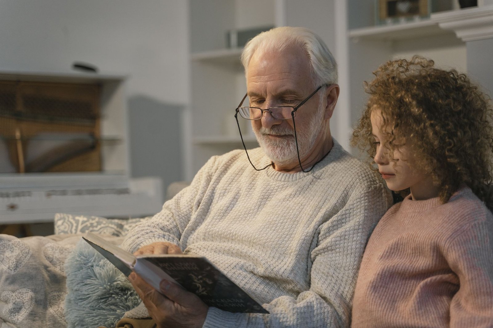 Veteran grandfather sitting with a grandchild at home, a calm setting for talking to children about a mesothelioma diagnosis