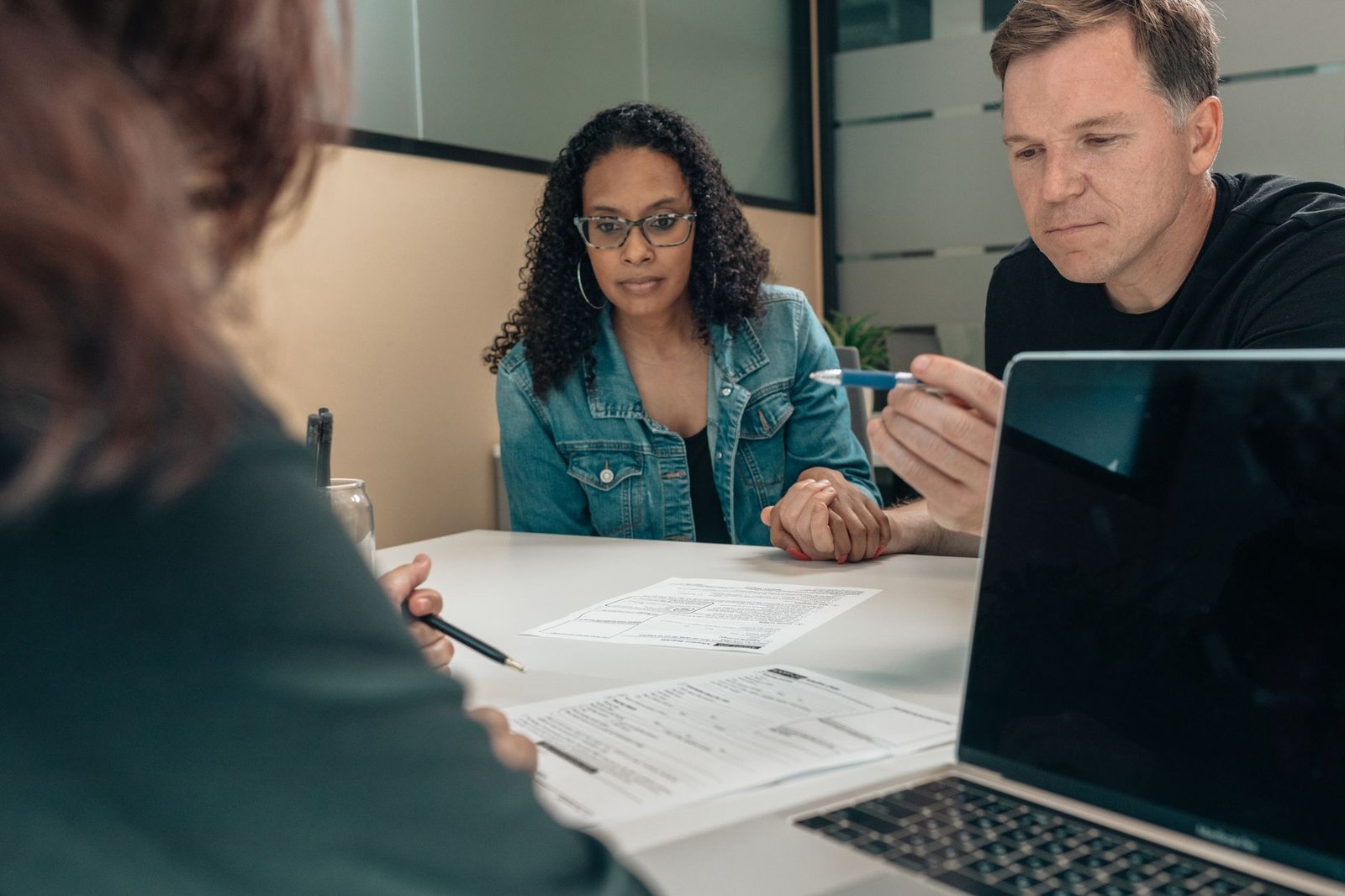 Veteran and spouse reviewing treatment paperwork about surgery for mesothelioma with an advisor