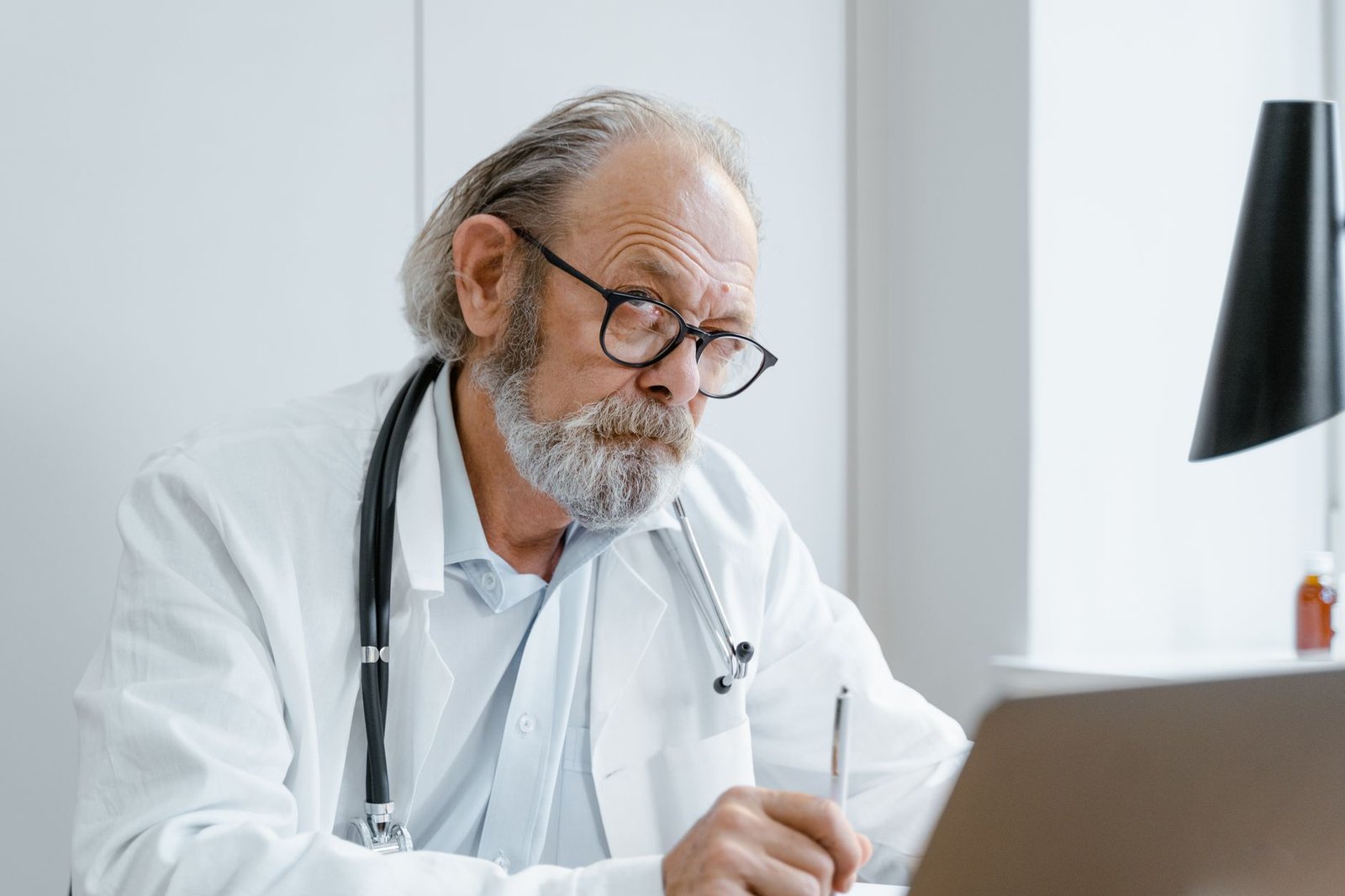 Veteran discussing a mesothelioma second opinion for veterans with a specialist across a desk